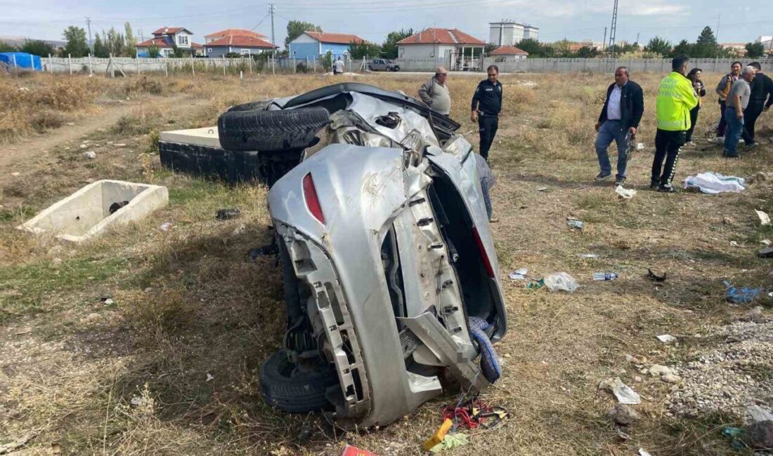 Çorum’un Alaca ilçesinde, düğün konvoyundaki otomobilin yoldan çıkarak tarlaya devrildiği