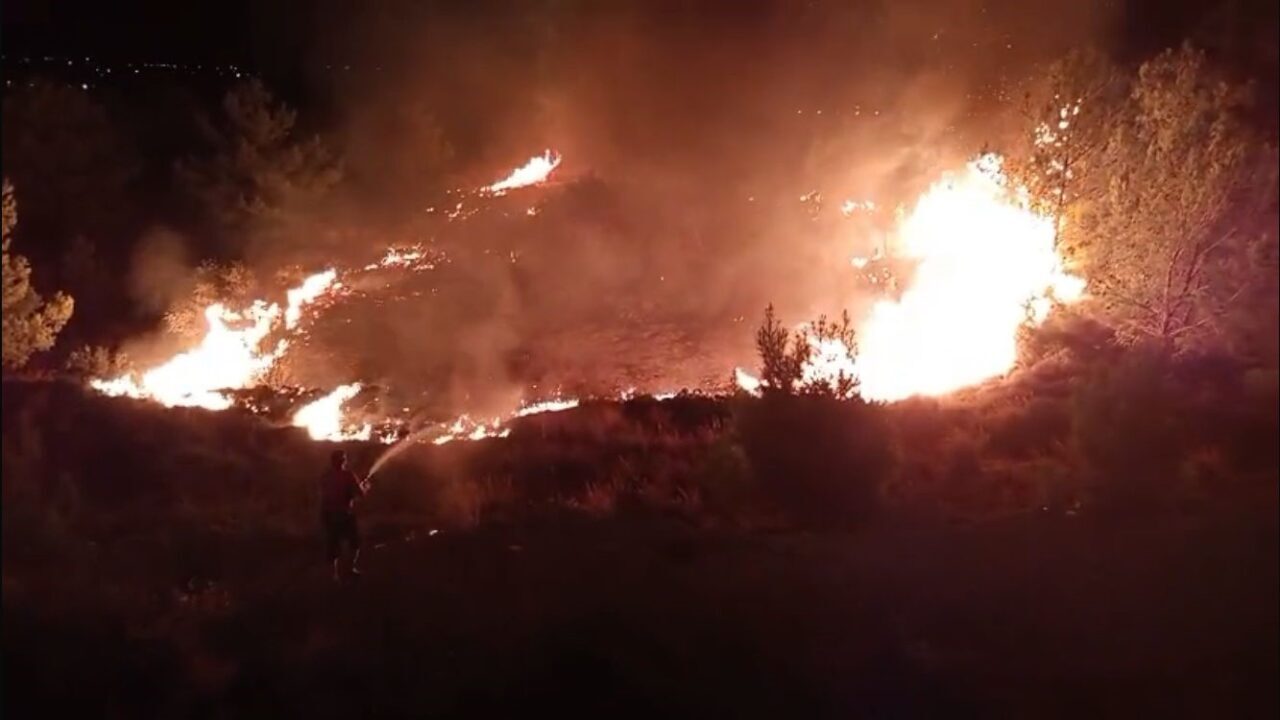 Mersin’in Silifke ilçesinde bir düğün salonu yanında davetliler oynarken çalılık