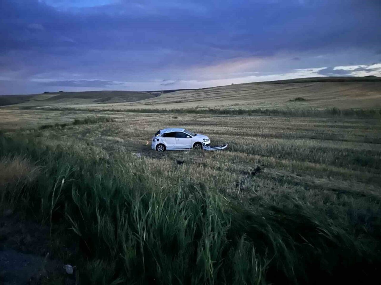 Çorum’un Alaca ilçesinde yoldan çıkarak tarlaya uçan otomobildeki 1 kişi