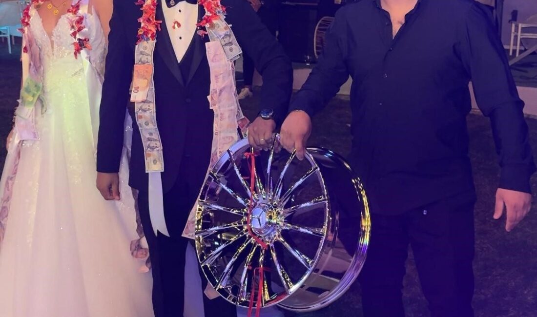 İzmir’de bir düğün merasiminde gelin ve damada araba jantı takı