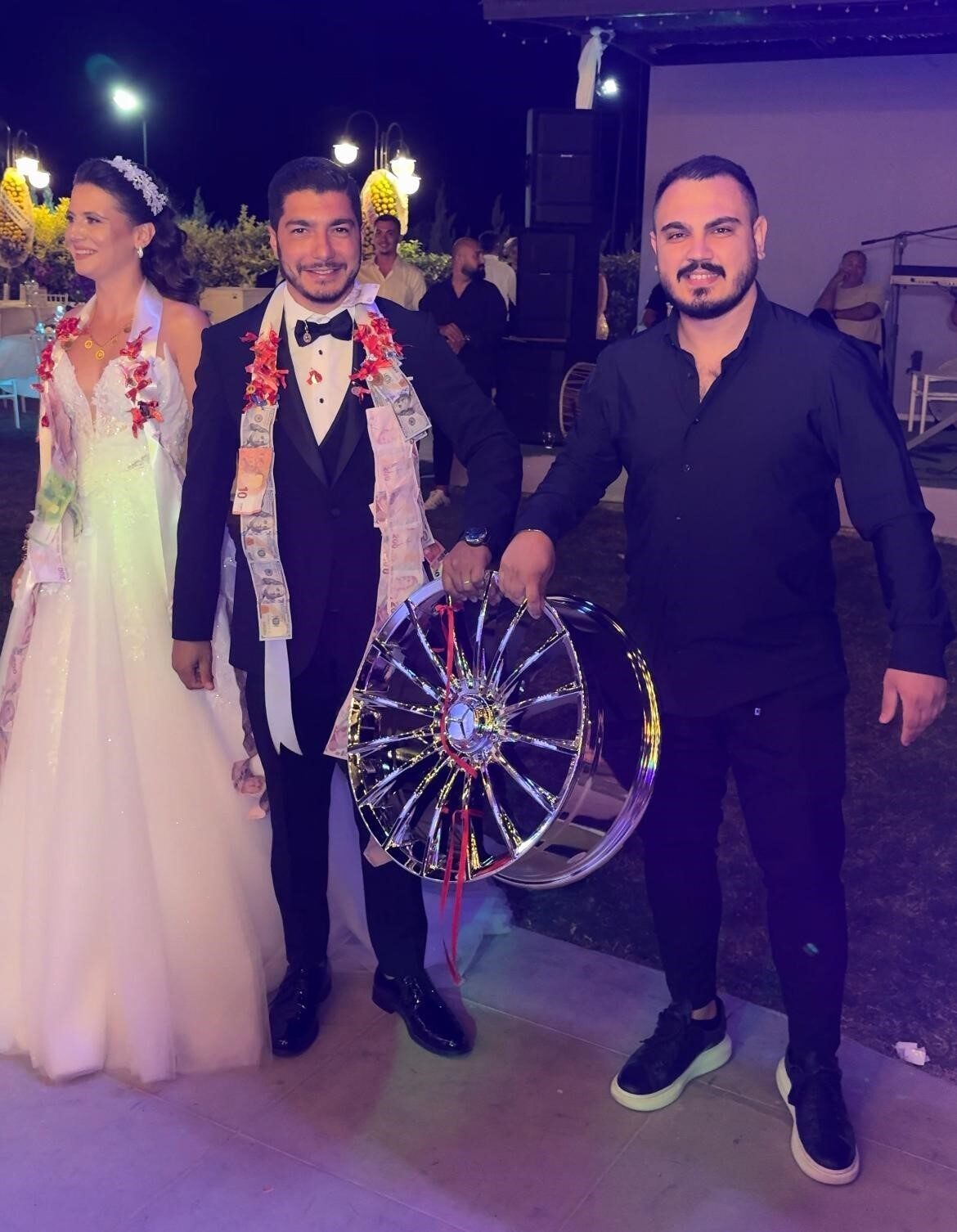 İzmir’de bir düğün merasiminde gelin ve damada araba jantı takı