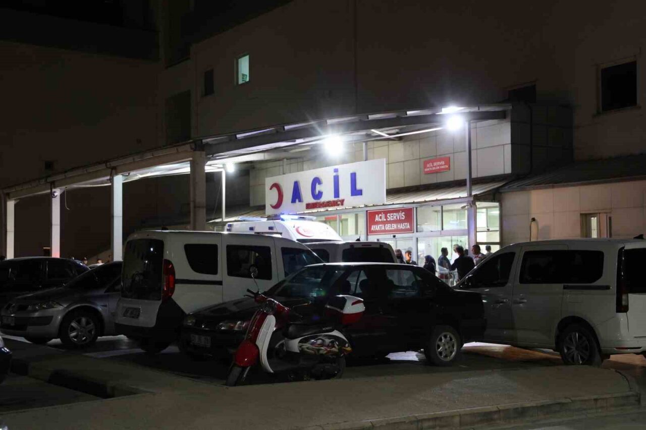 Adana’nın Kozan ilçesinde düğünde çıkan kavgada 1 kişi bıçakla yaralandı,