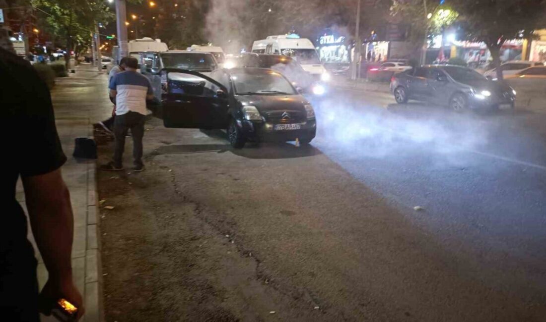 Diyarbakır’ın Kayapınar ilçesinde kaportasından duman yükselen otomobil, alev almadan yangın