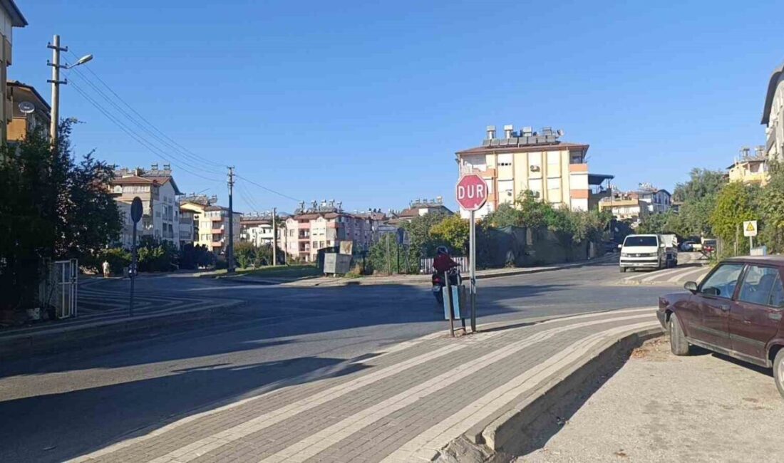 Antalya’nın Manavgat ilçesinde kavşaktaki ‘Dur’ levhasına rağmen yoluna devam eden