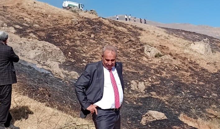 Hakkari’nin Durankaya beldesinde çıkan anız yangını paniğe neden oldu. Durankaya