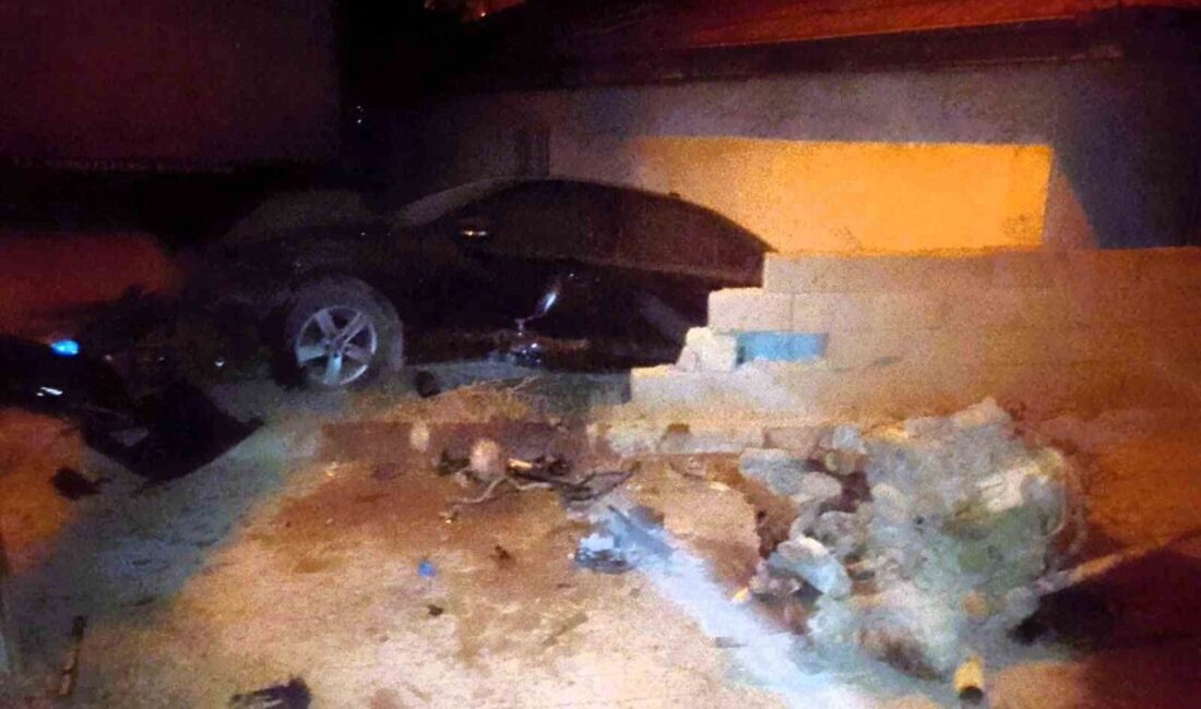 Denizli’nin Merkezefendi ilçesinde duvarı yıkarak evin bahçesine giren lüks otomobilde