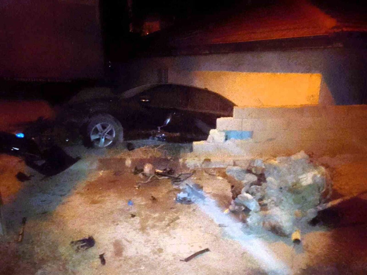 Denizli’nin Merkezefendi ilçesinde duvarı yıkarak evin bahçesine giren lüks otomobilde