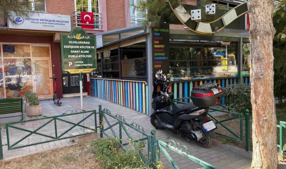 Eskişehir’de bir motosiklet sürücüsü ’Lütfen park etmeyiniz’ yazan tabelayı dikkate