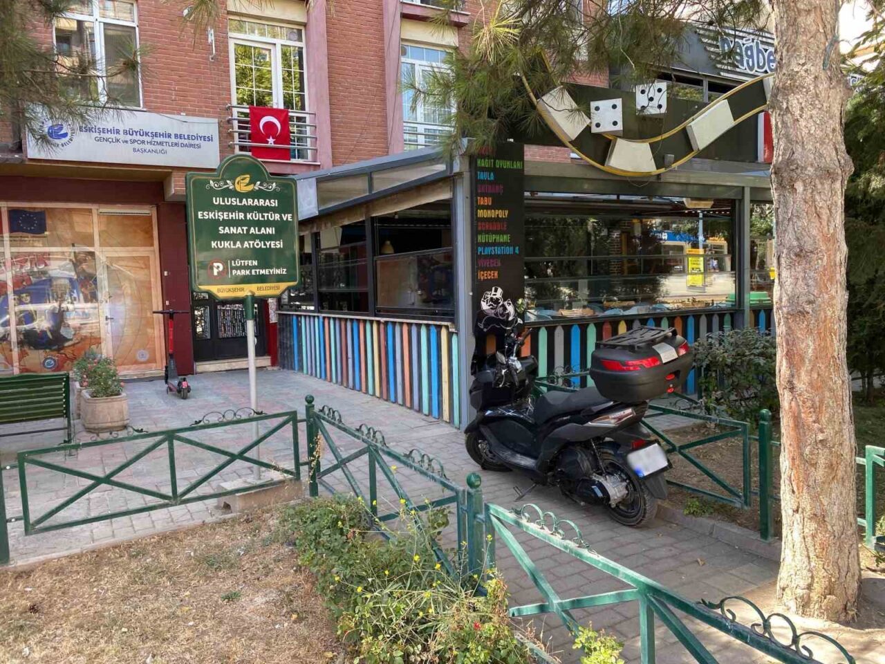 Eskişehir’de bir motosiklet sürücüsü ’Lütfen park etmeyiniz’ yazan tabelayı dikkate