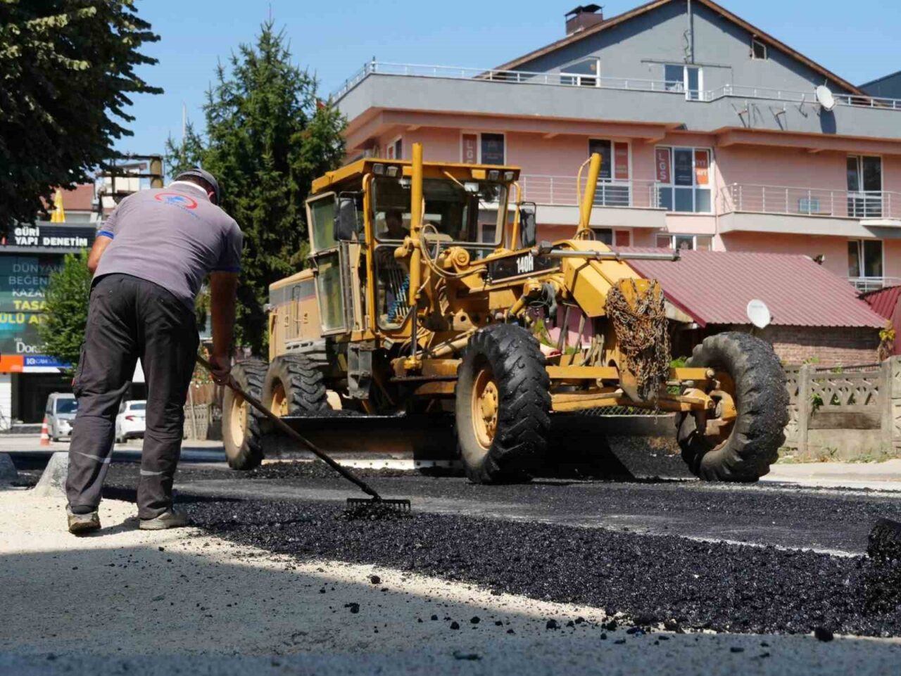 DÜZCE (İHA) – Düzce Belediyesi Fen İşleri Müdürlüğü ekipleri, yaya