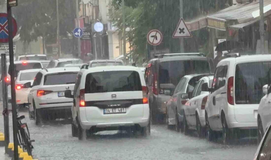 Düzce’de sağanak yağmur kent merkezinde yolları adeta göle çevirdi. Meteoroloji’nin