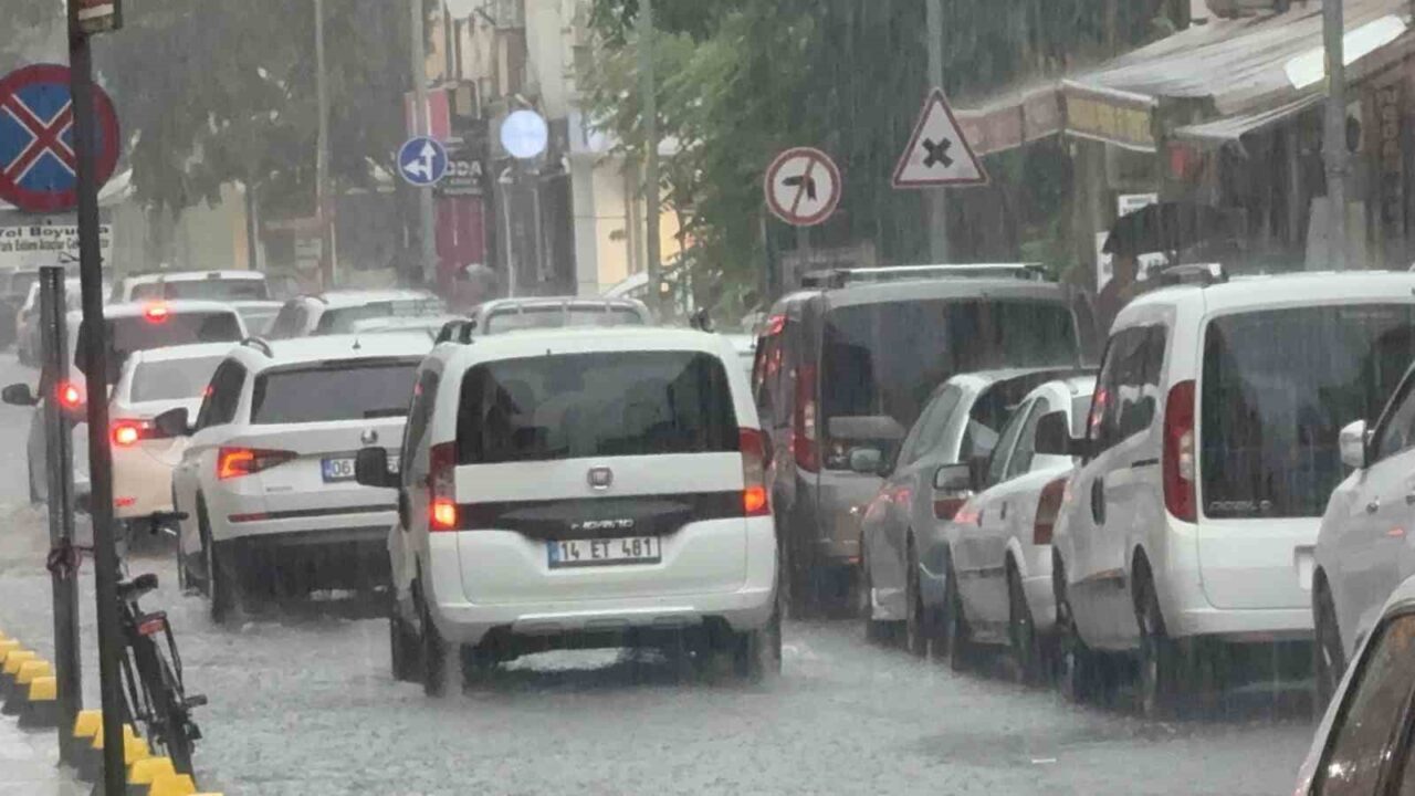 Düzce’de sağanak yağmur kent merkezinde yolları adeta göle çevirdi. Meteoroloji’nin