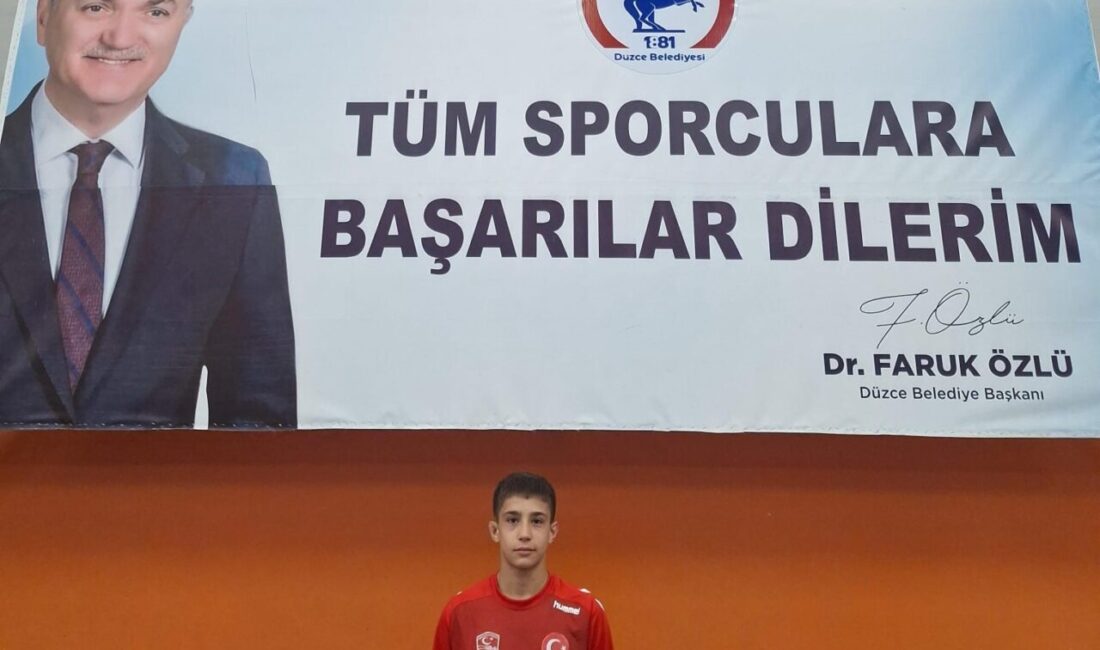 Düzce Belediyesi Spor Akademisi’nin genç güreşçileri Mert Halil İşler ve
