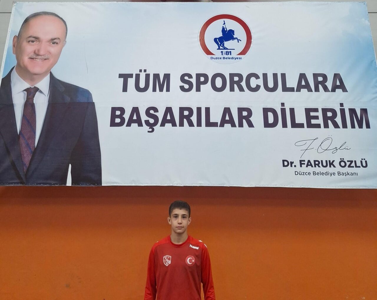Düzce Belediyesi Spor Akademisi’nin genç güreşçileri Mert Halil İşler ve