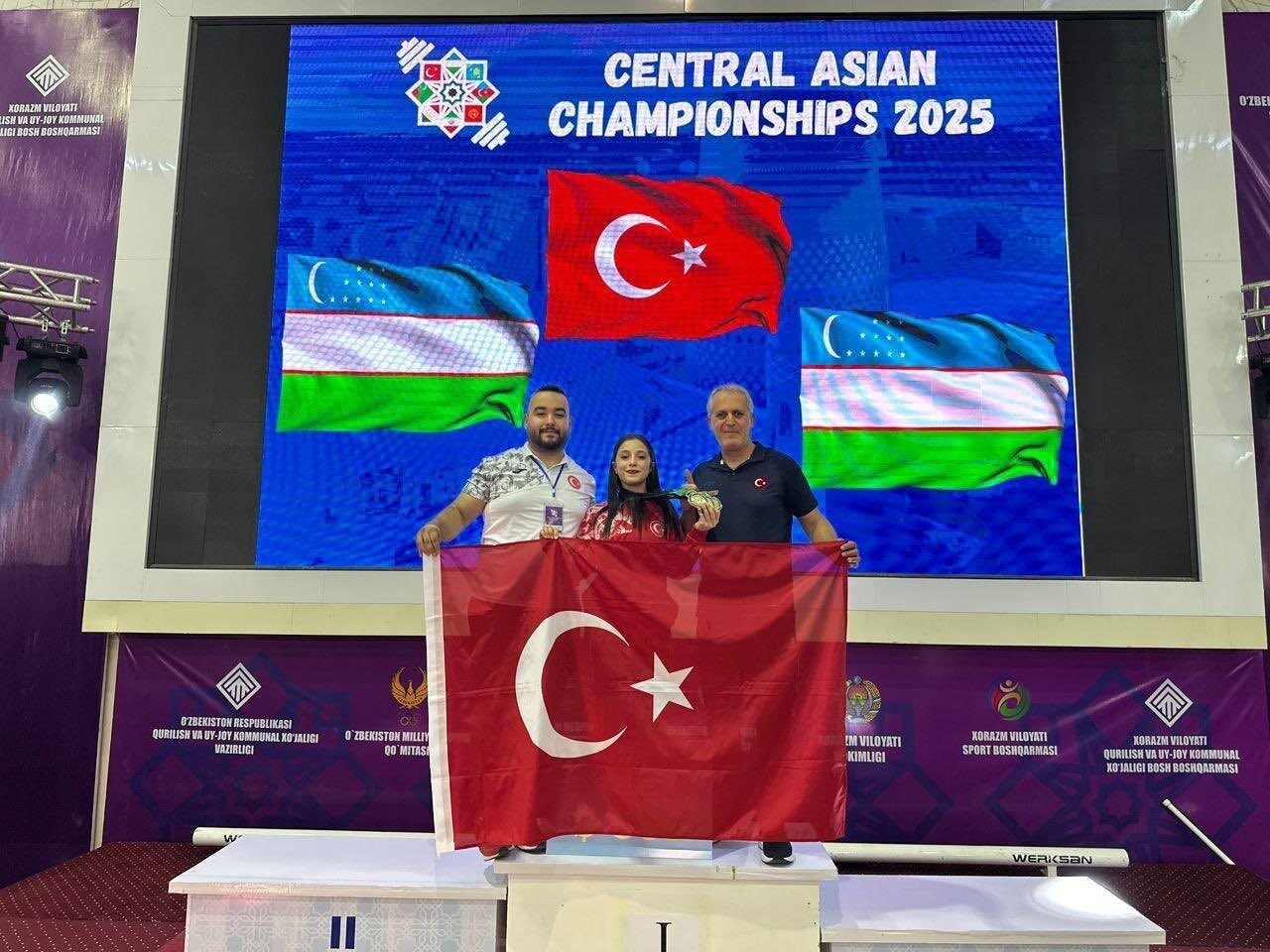 Düzceli milli halterci Şevval İnce, Özbekistan’da düzenlenen 17 Yaş Altı