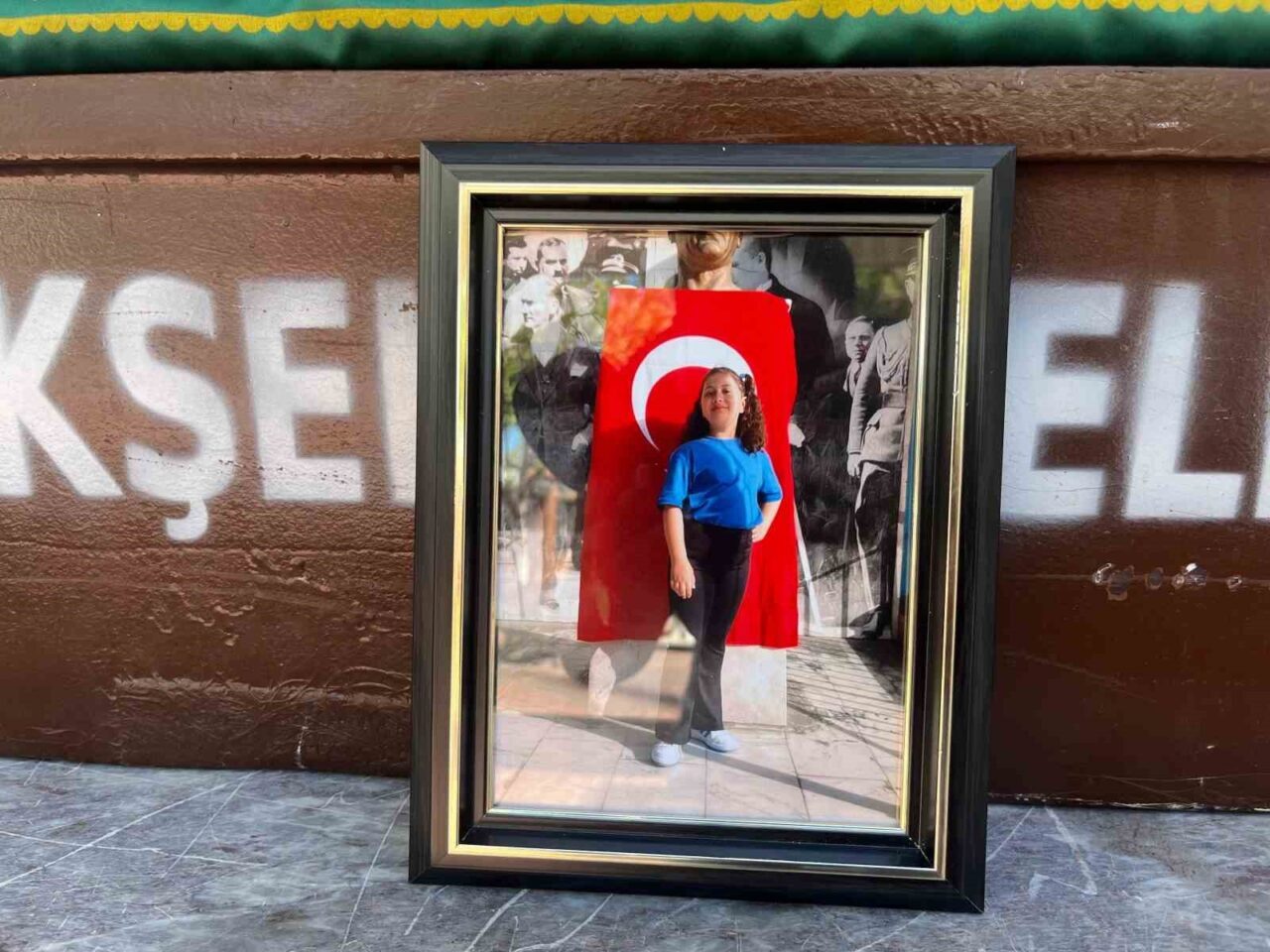 İzmir’in Menderes ilçesinde nakliye asansöründen düşen koltuğun altında kalarak hayatını