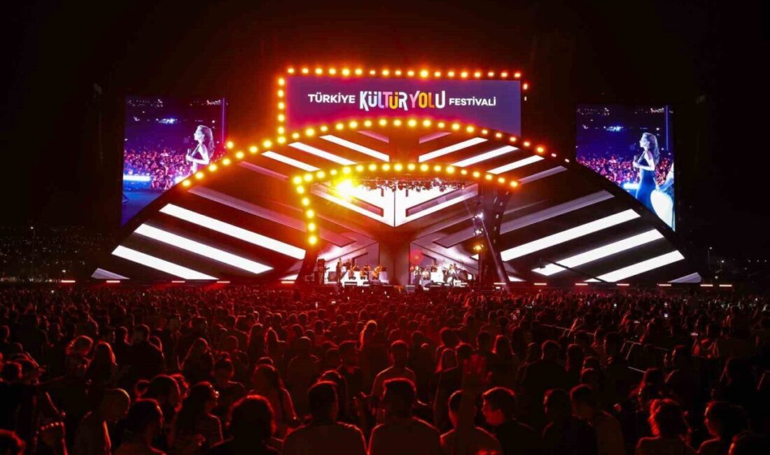 Kayseri Kültür Yolu Festivali’nin ilk gününde sahne alan ünlü sanatçı