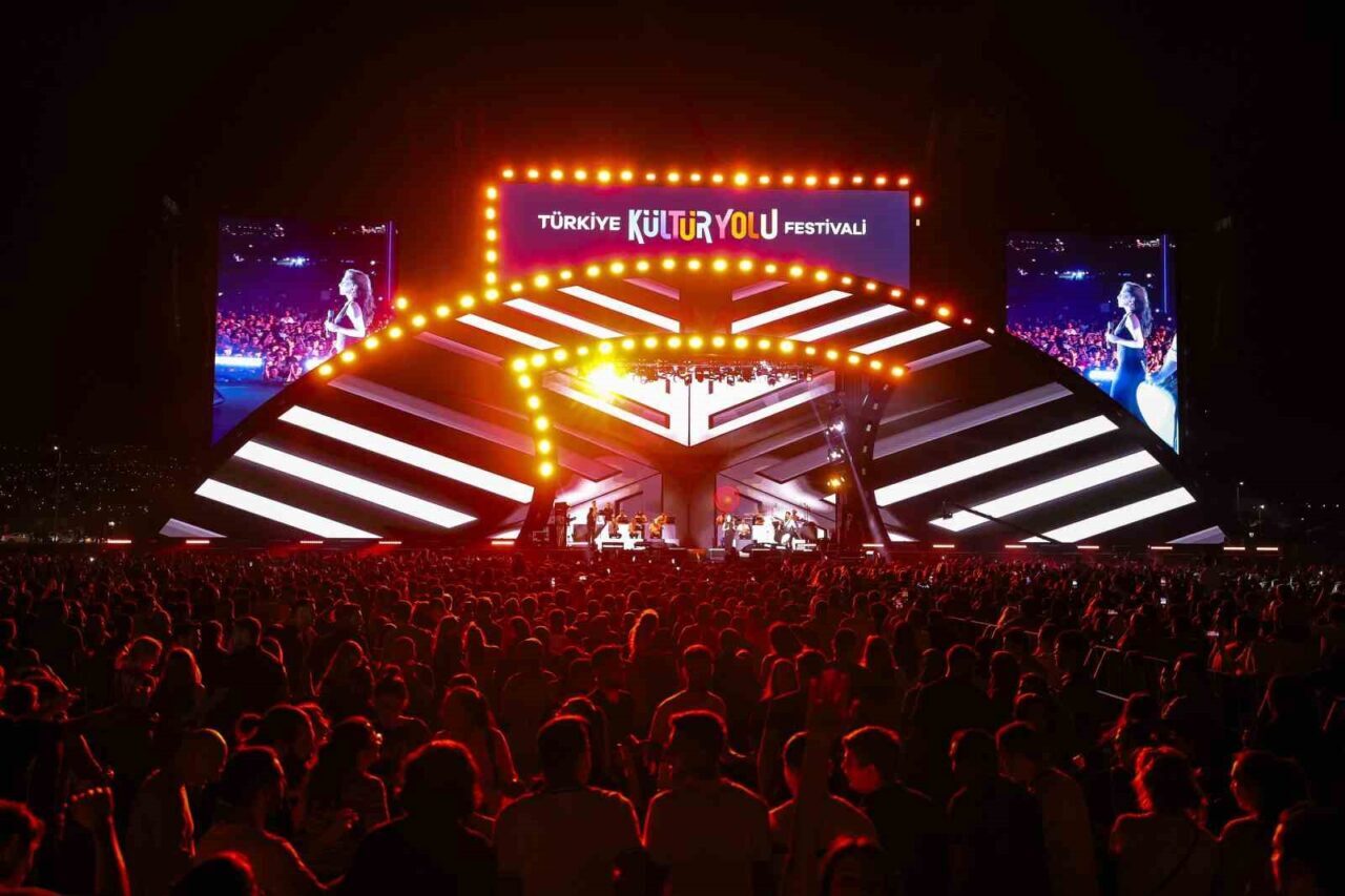 Kayseri Kültür Yolu Festivali’nin ilk gününde sahne alan ünlü sanatçı