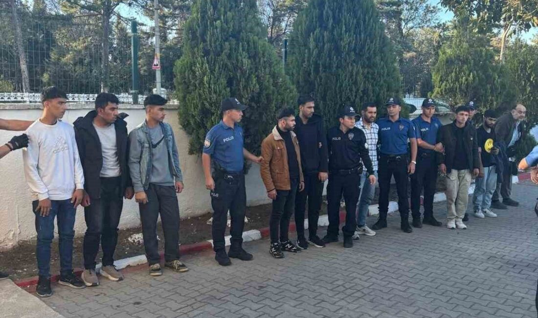 Edirne’nin Uzunköprü ilçesinde polis ekiplerince durdurulan kamyonette, yasa dışı yollarla
