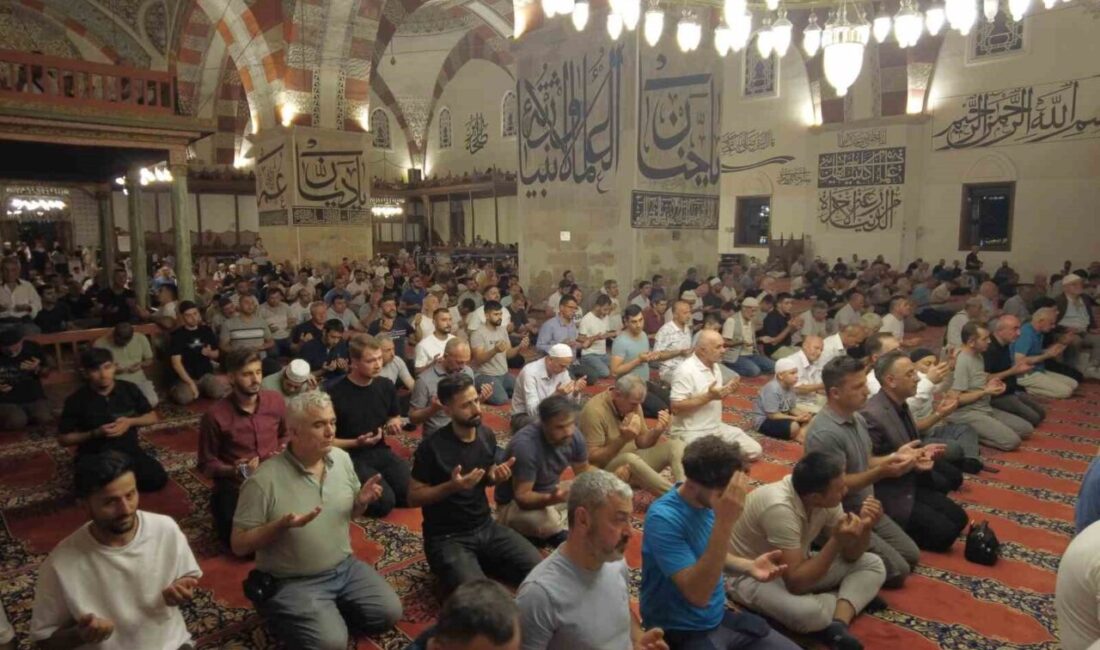 Edirne’de Mevlid Kandili dolayısıyla Eski Cami’de program düzenlendi. Peygamber Efendimiz