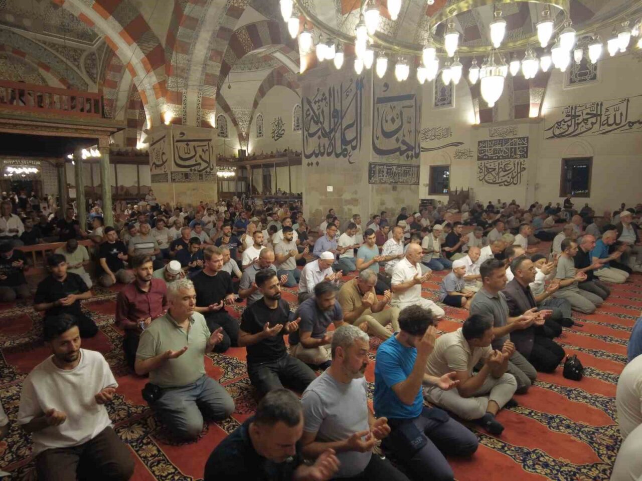 Edirne’de Mevlid Kandili dolayısıyla Eski Cami’de program düzenlendi. Peygamber Efendimiz