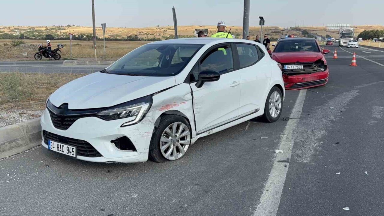 Edirne’de iki otomobilin çarpışması sonucu meydana gelen trafik kazasında 1
