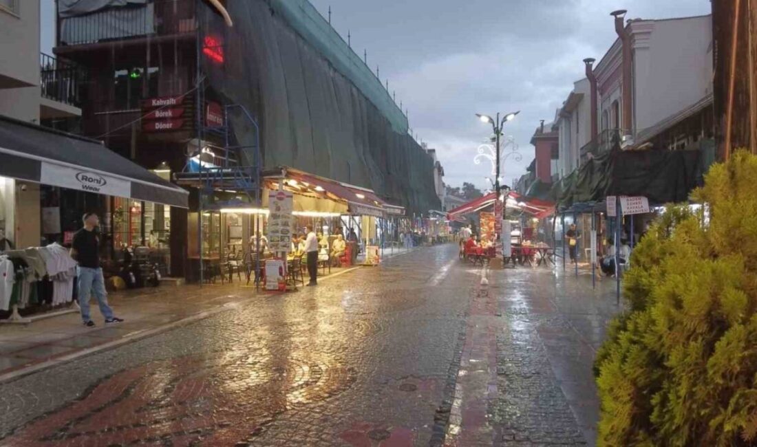 Edirne’de akşam saatlerinde sağanak yağış etkili oldu. Edirne’de akşam saatlerinde