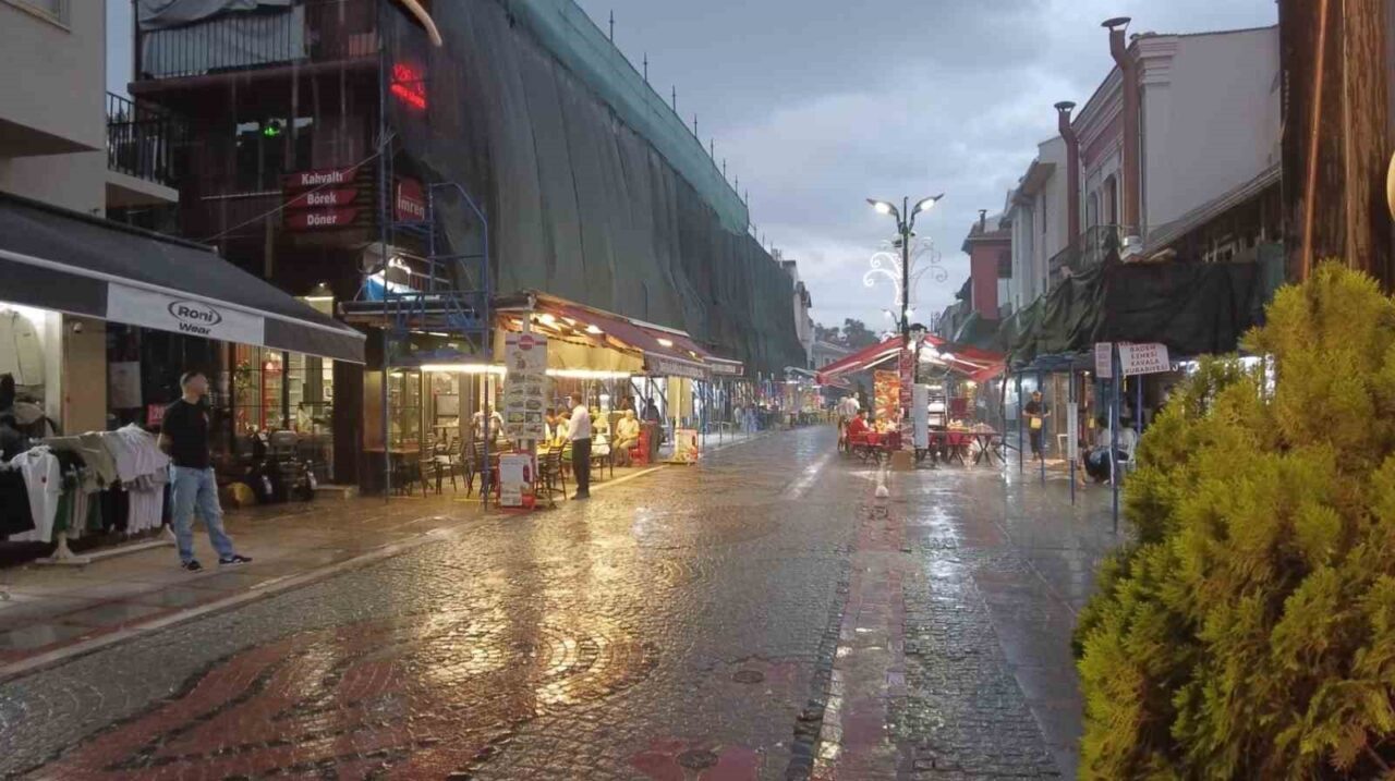 Edirne’de akşam saatlerinde sağanak yağış etkili oldu. Edirne’de akşam saatlerinde