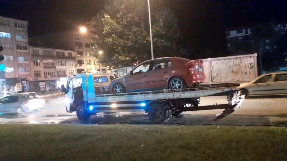 Edirne’de seyir halindeyken alev alan otomobil kullanılamaz hale geldi. Ayşekadın