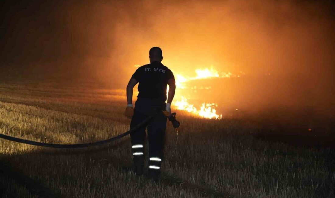 Edirne’de otoban yakınındaki tarlada çıkan anız yangını, itfaiye ekiplerinin müdahalesiyle