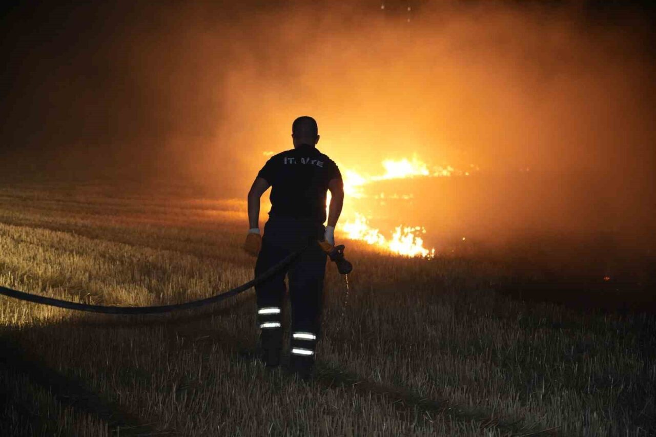 Edirne’de otoban yakınındaki tarlada çıkan anız yangını, itfaiye ekiplerinin müdahalesiyle