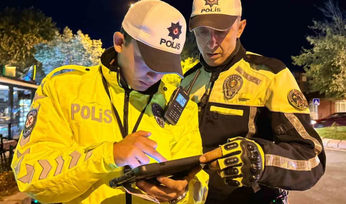 Edirne’de sivil trafik polisleri, araçlarında yüksek sesle müzik dinleyerek çevreye