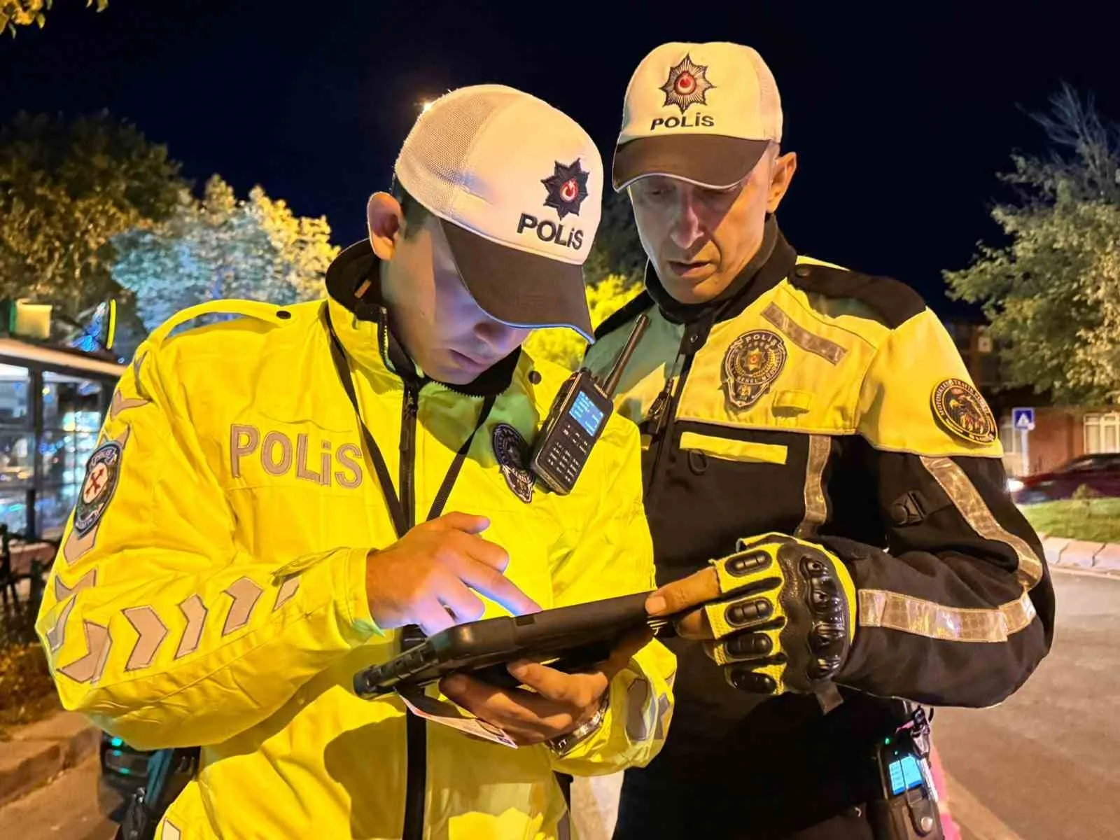 Edirne’de sivil trafik polisleri, araçlarında yüksek sesle müzik dinleyerek çevreye