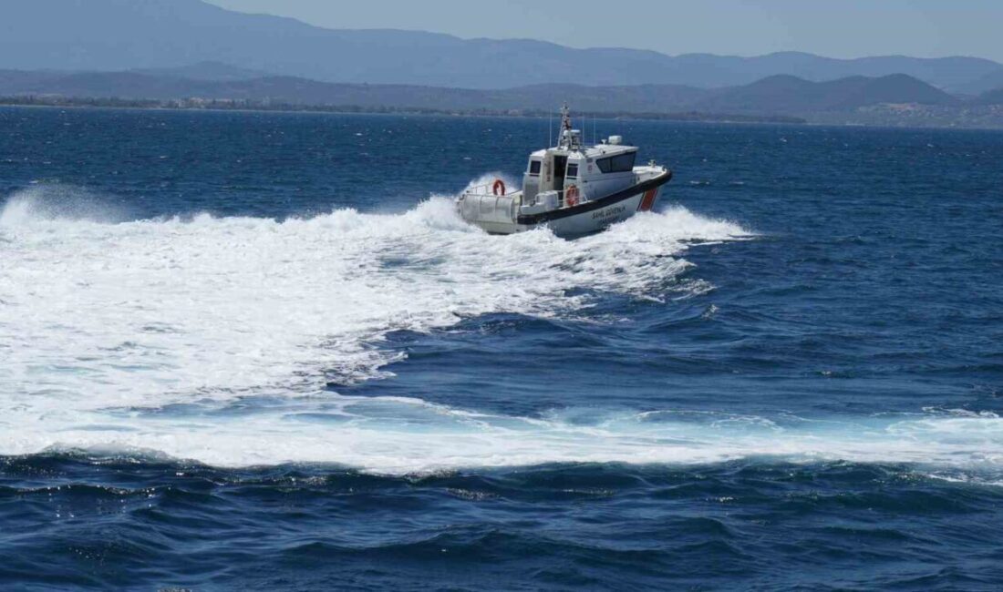 Balıkesir’in Edremit ilçesinde Güre açıklarında terk edilmiş halde bulunan teknenin