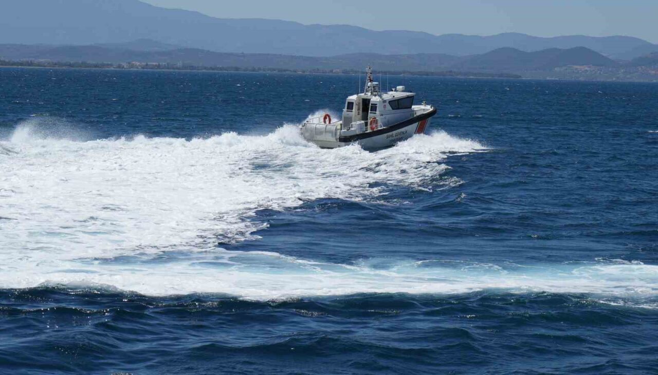 Balıkesir’in Edremit ilçesinde Güre açıklarında terk edilmiş halde bulunan teknenin