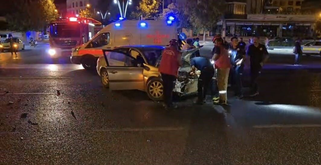 Balıkesir’in Edremit ilçesinde akşam saatlerinde Öğretmenevi Kavşağı’nda meydana gelen trafik