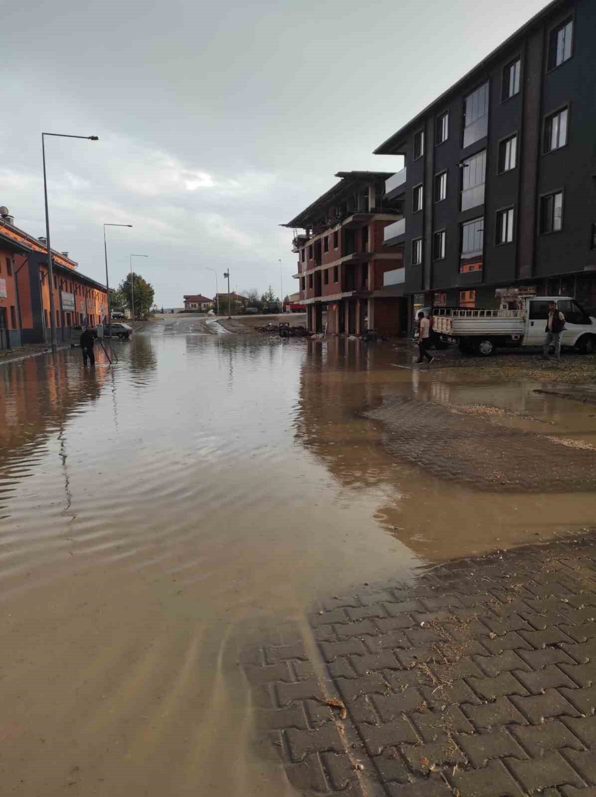 Karabük’ün Eflani ilçesinde etkili olan sağanak yağış hayatı olumsuz etkiledi.