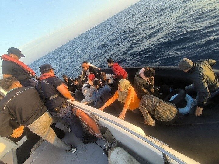 İzmir’de sahil güvenlik ekipleri iki ayrı operasyonda yasa dışı yollarla