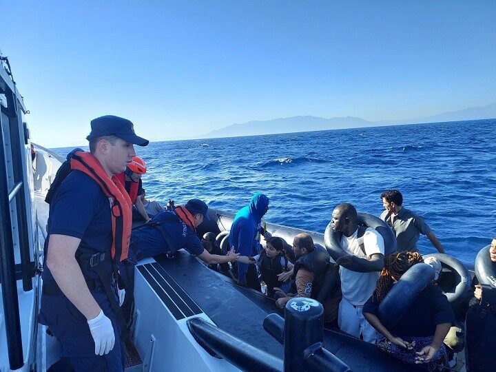 İzmir’in Seferihisar ve Çeşme ilçeleri açıklarında Sahil Güvenlik ekipleri tarafından