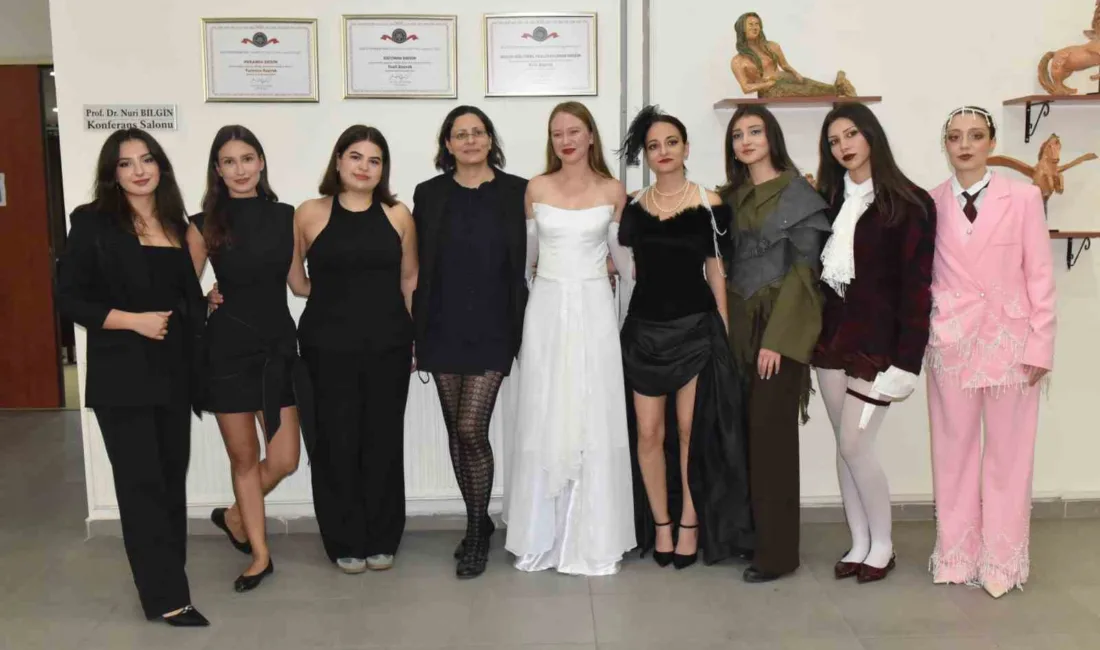 Ege Üniversitesi Edebiyat Fakültesi İngiliz Dili ve Edebiyatı Bölümü öğrencileri,