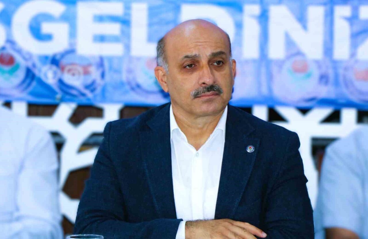 Eğitim-Bir-Sen Adana Şube Başkanı Mustafa Sarıgeçili, bir milyonu aşkın eğitim