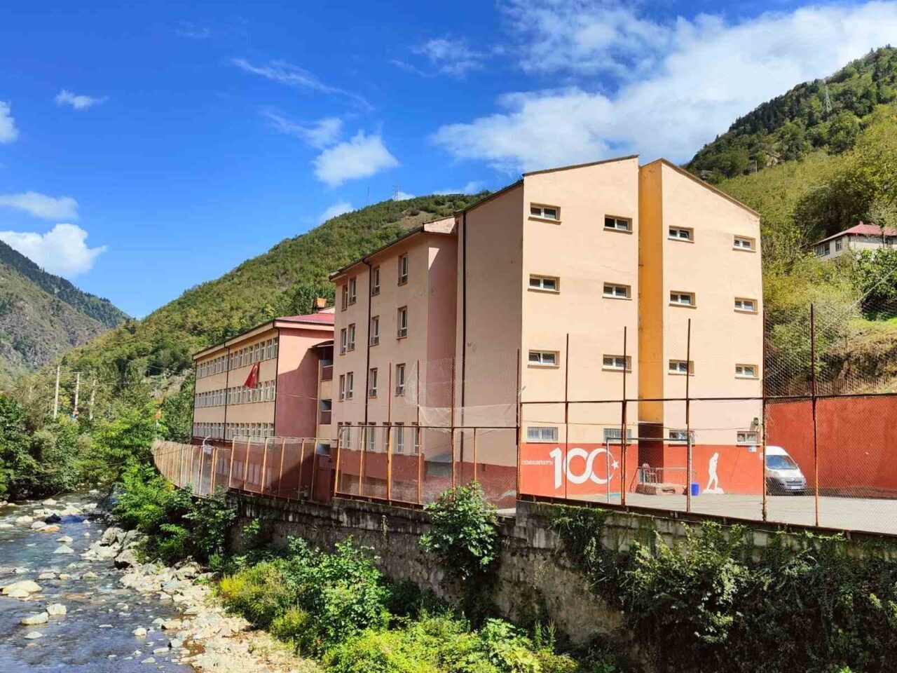 Trabzon’un Araklı ilçesine bağlı Çankaya Mahallesi’ndeki ilkokul ve ortaokul, Avusturya’da