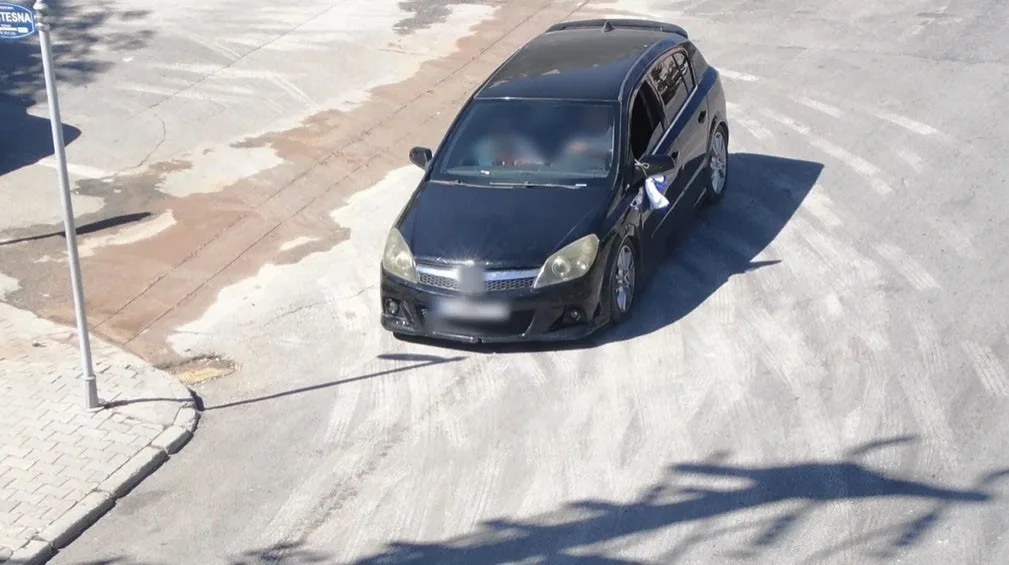 Konya’da ehliyetsiz olarak direksiyona geçen bir kişinin, uygulama noktasındaki ekipleri