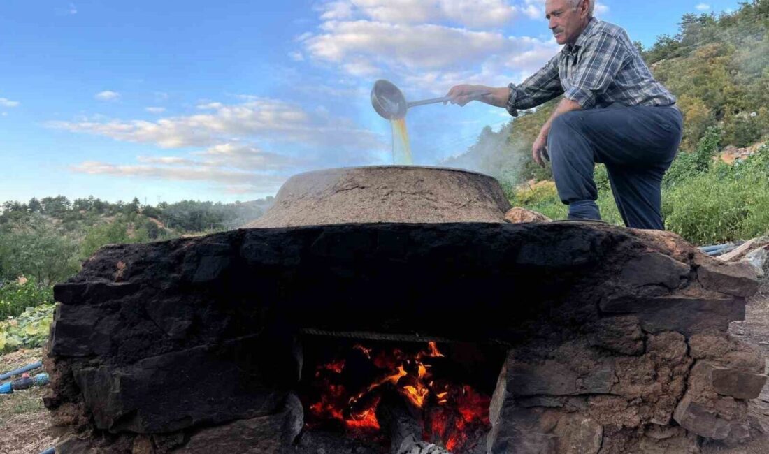 Kahramanmaraş’ın Ekinözü ilçesinde bağ bozumunun tamamlanmasıyla birlikte köylülerde üzüm pekmezi