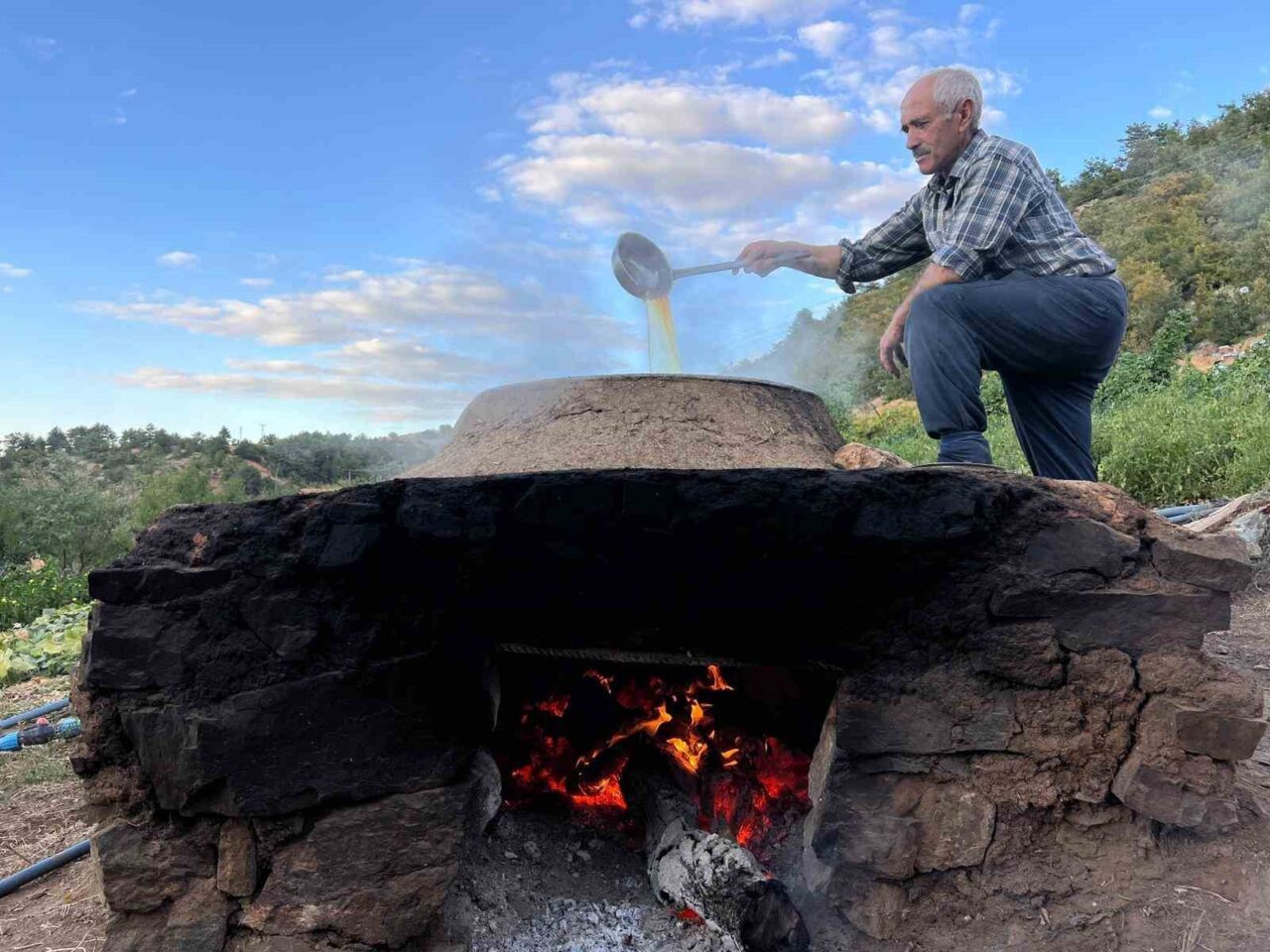 Kahramanmaraş’ın Ekinözü ilçesinde bağ bozumunun tamamlanmasıyla birlikte köylülerde üzüm pekmezi