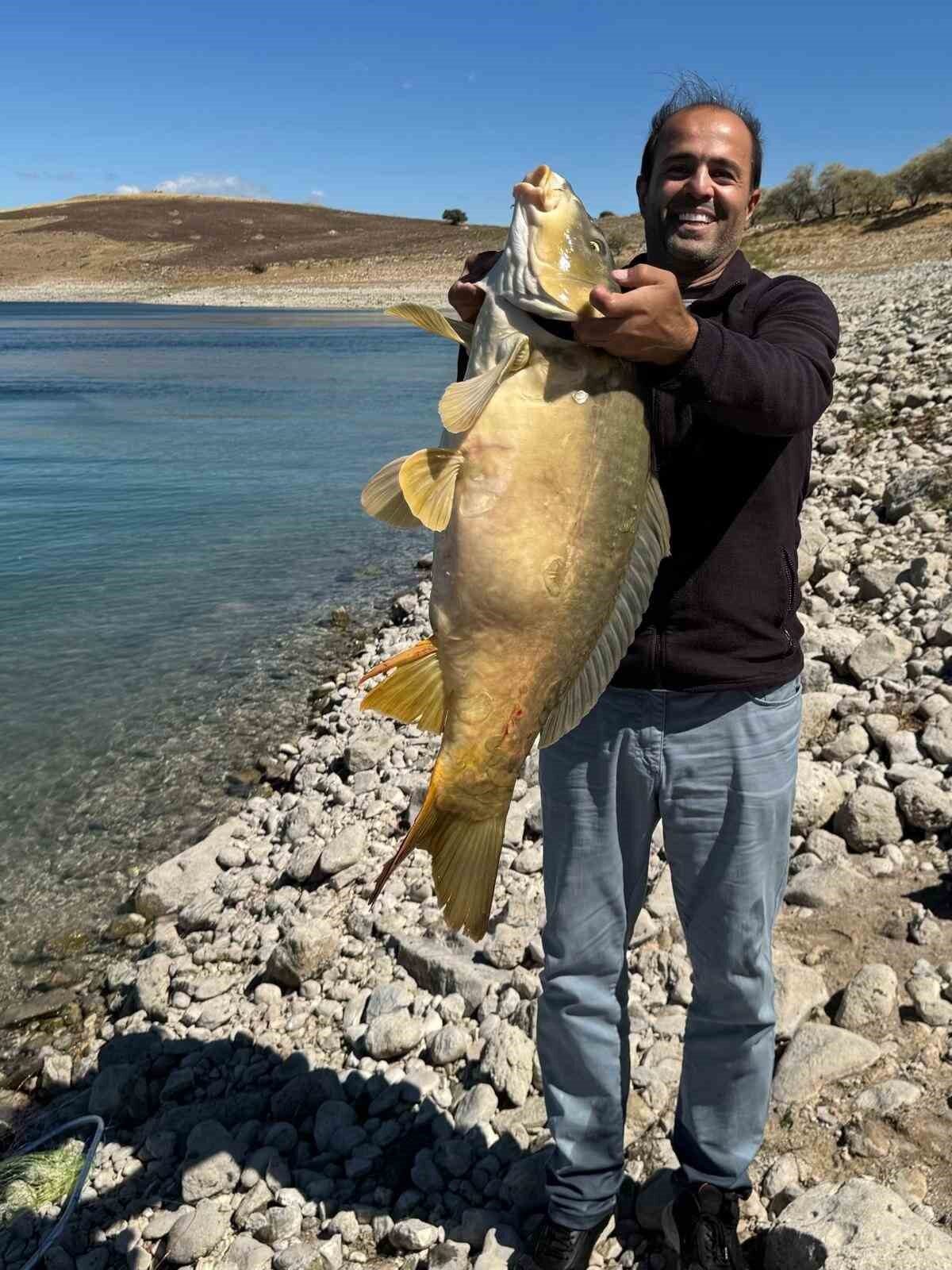 Elazığ’ın Keban Baraj Gölü’nde amatör balıkçı, 21 kiloluk dev bir