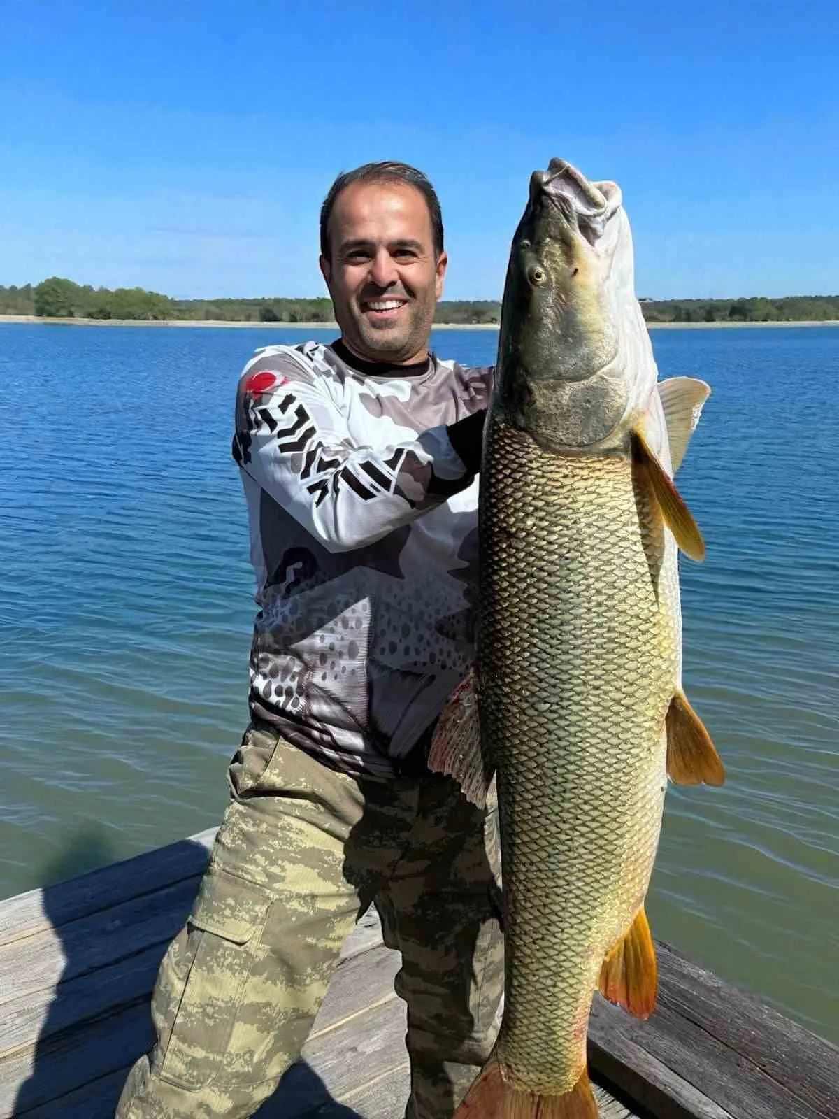 Elazığ’ın Keban Baraj Gölü’nde amatör balıkçı, 34 kiloluk dev turna