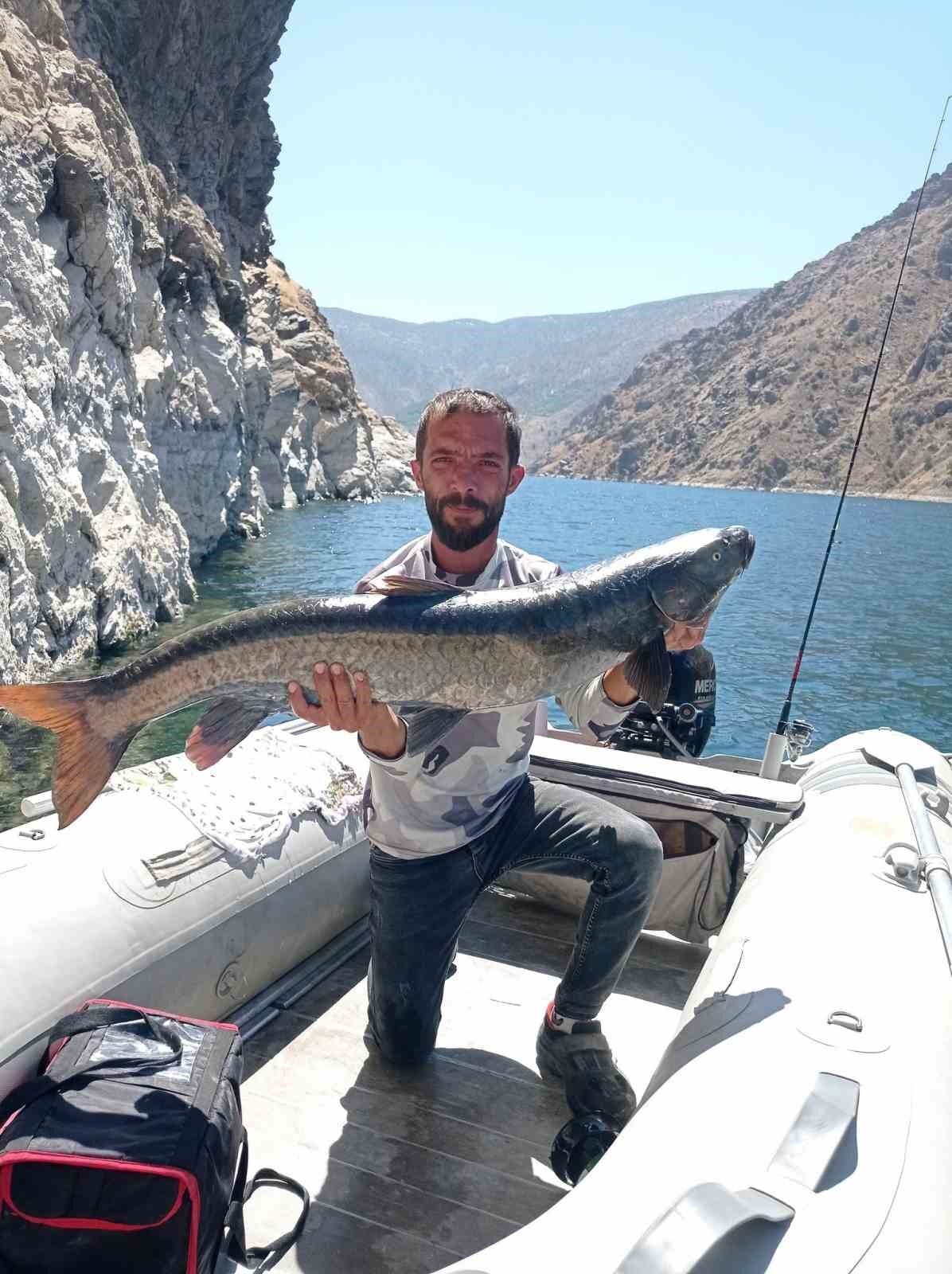 Elazığ’ın Karakaya Baraj Gölü’nde avlanan amatör balıkçının oltasına 1,5 metre