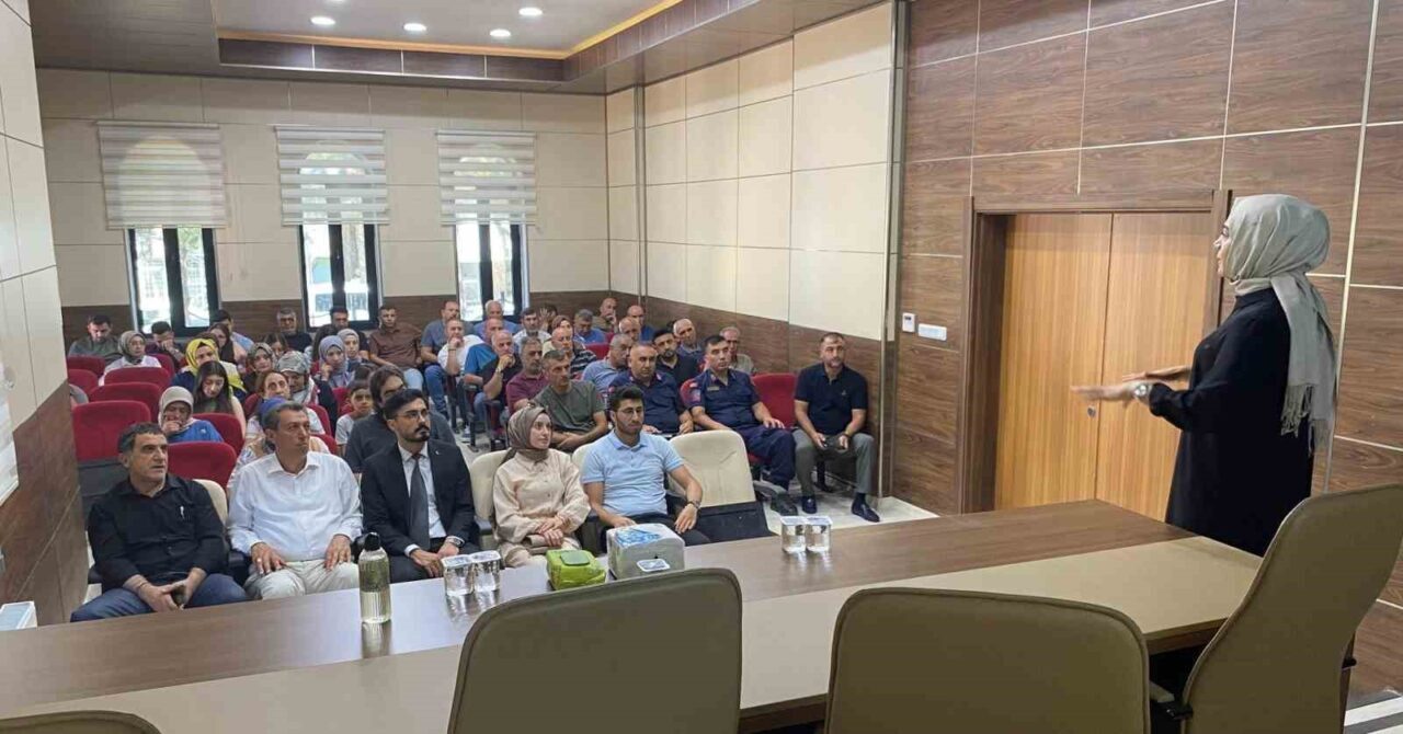 Elazığ’ın Sivrice ilçesinde ’Aşı Karşıtlığı’ konulu konferans düzenlendi. Elazığ İl