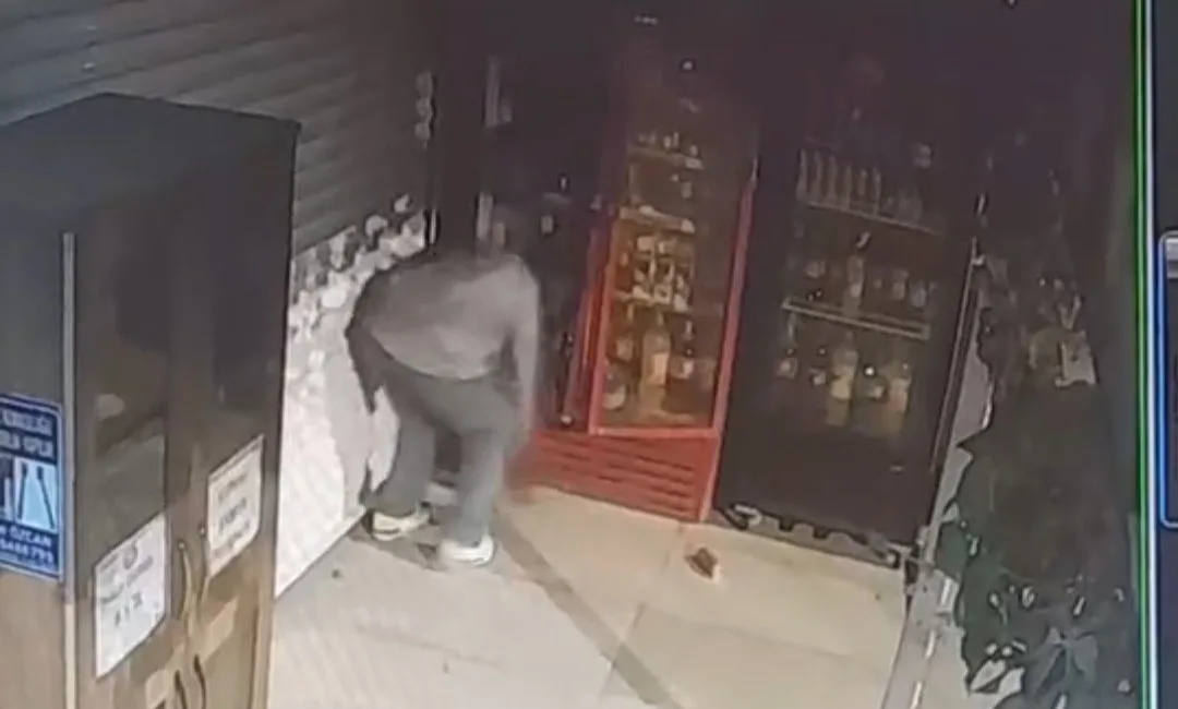 Elazığ’da bir kişi, büfenin kilitli içecek dolabını kırarak içecek çaldı.